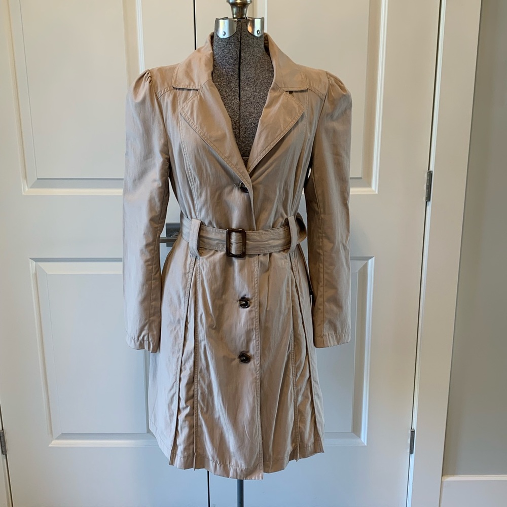Trench coat with puff sleeves